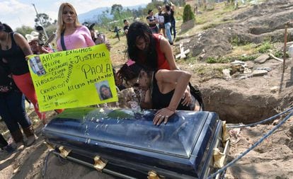Imagem do enterro de Paola Ledezma, no dia 5 de outubro de 2016.
