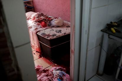 O chão e a cama de uma casa no Jacarezinho aparecem cobertos de sangue, após operação policial nesta quinta-feira.