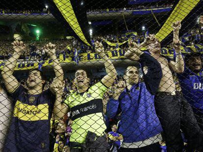 Torcedores do Boca Juniores gritam após a suspensão da partida na Bombonera.