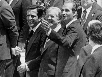 O presidente dos Estados Unidos, Jimmy Carter, no centro, recebido pelo presidente do Governo, Adolfo Suárez, e o rei Juan Carlos, na sua chegada ao aeroporto de Barajas, em Madri, no dia 25 de junho de 1980.