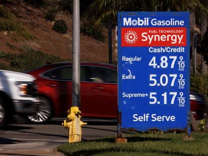 Cartaz com os preços dos combustíveis em um posto de gasolina em Solana Beach (Califórnia), na segunda-feira.